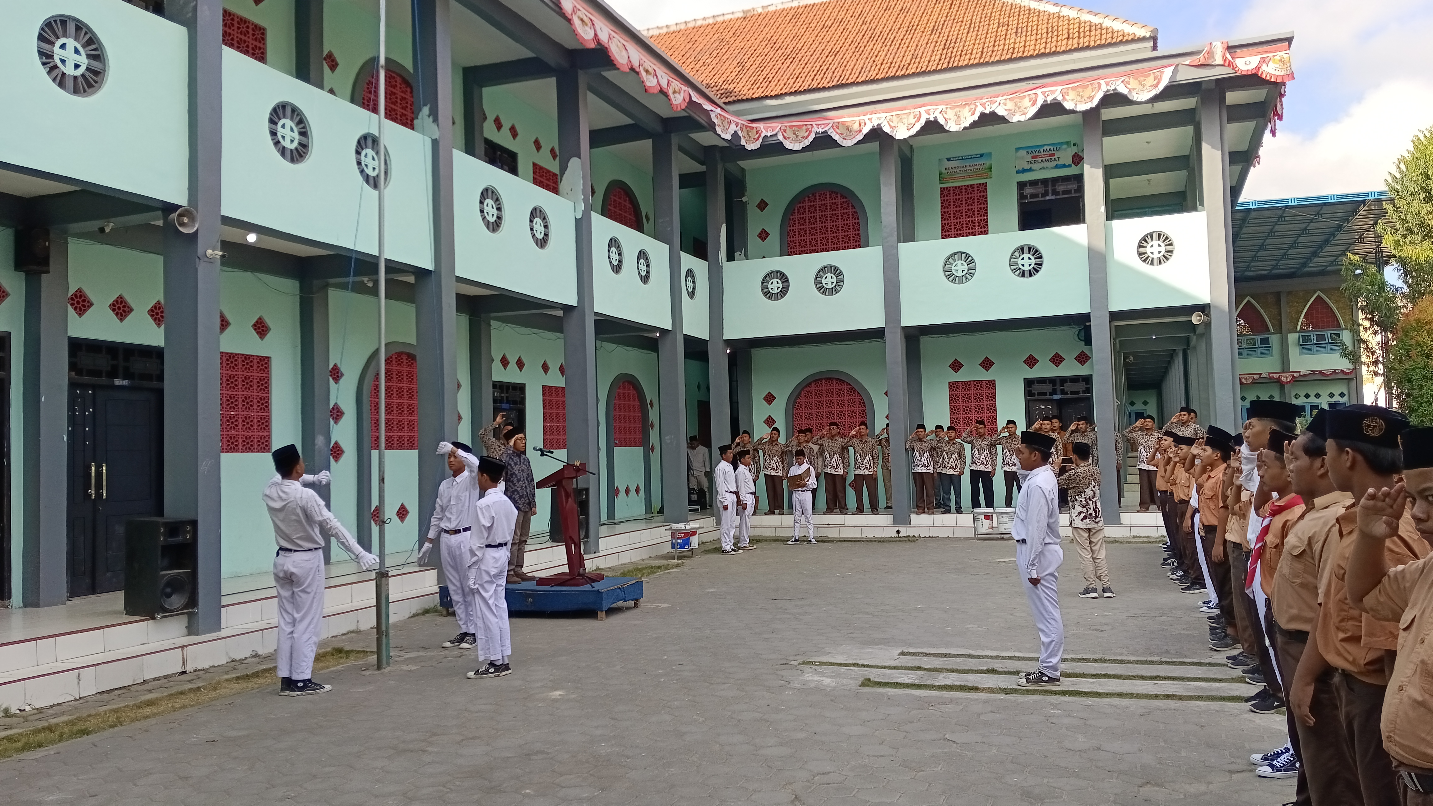 Suasana upacara dihalaman MTs. 1 Annuqayah