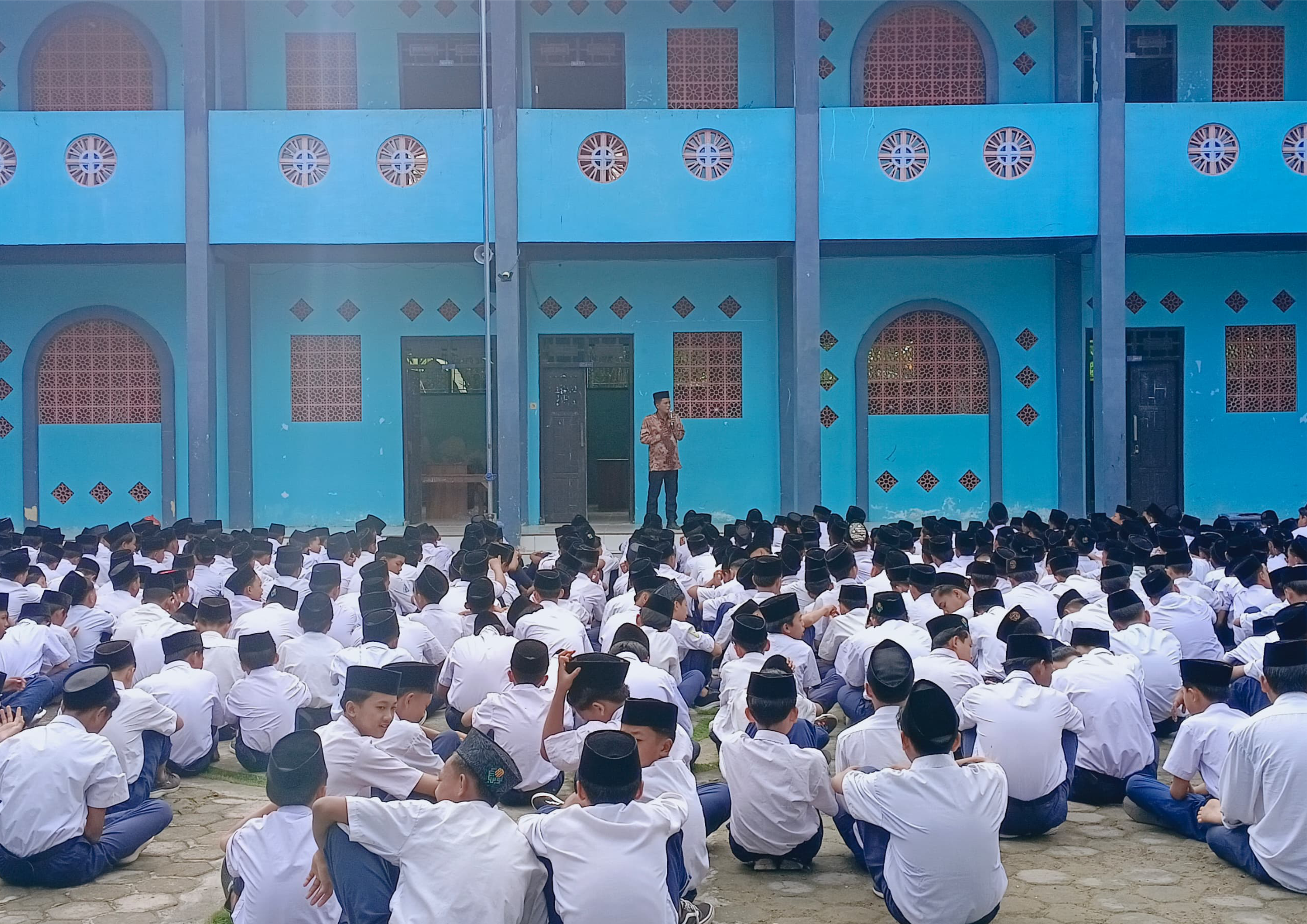 Bapak Muhammad. Surawi, S.Pd.I didepan siswa saat menyampaikan sambutannya