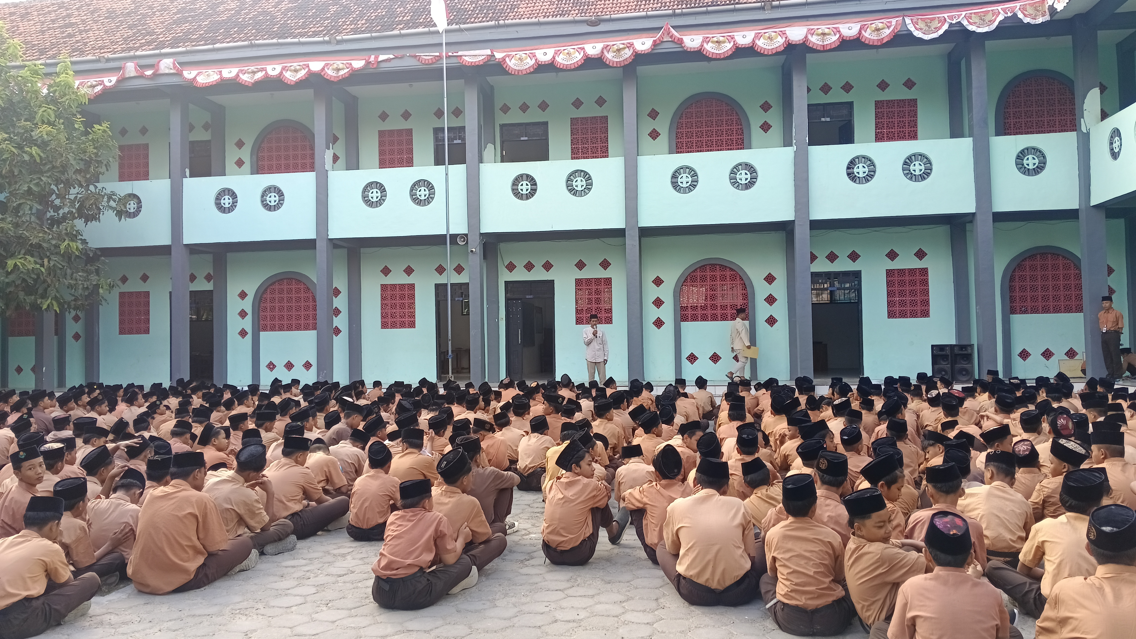 Bapak Ainul Fadal saat sambutan didepan siswa MTs. 1 Annuqayah