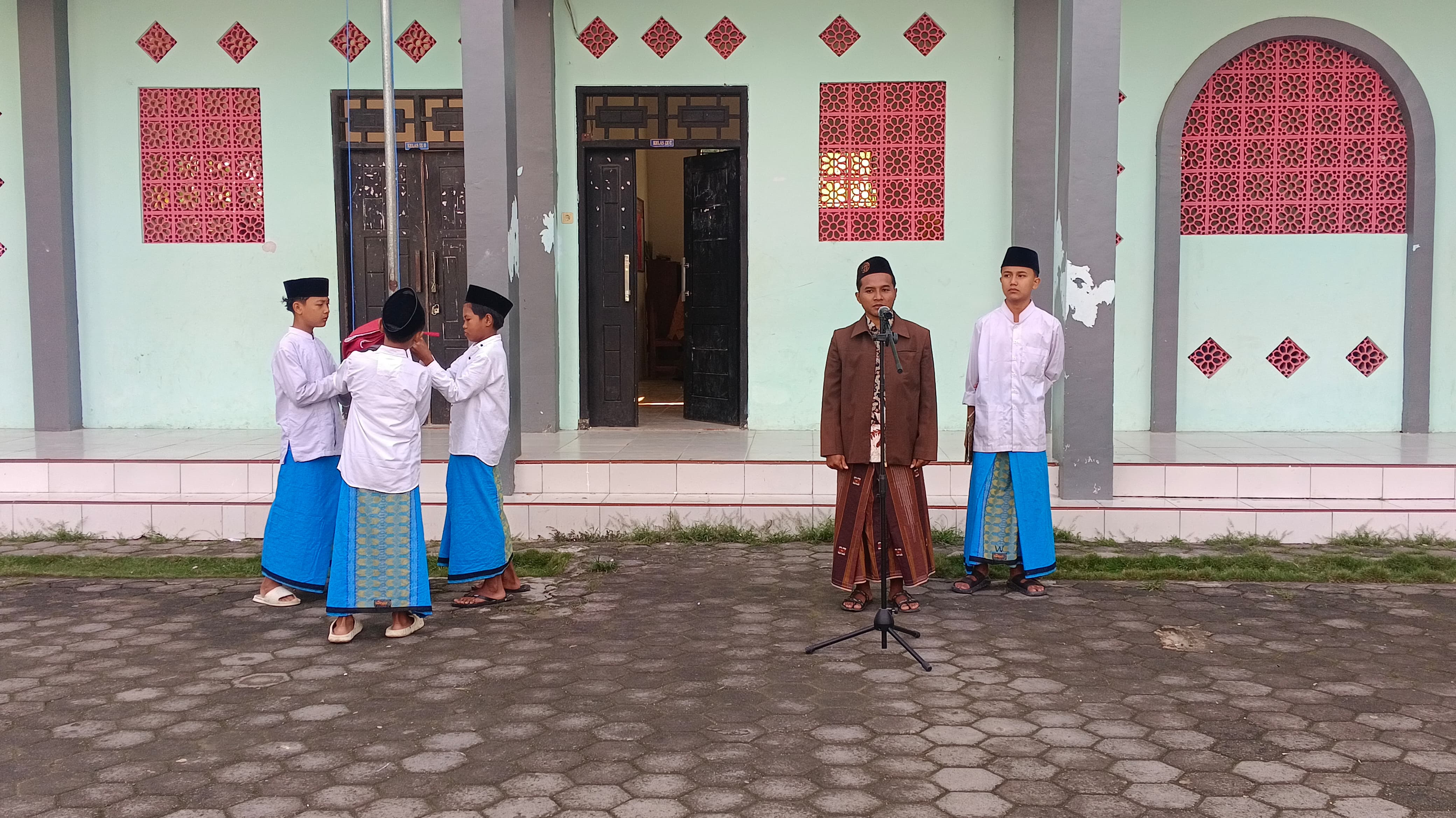 Upacara Perdana di Smester Genap; Kelas VII E Menjadi Petugas