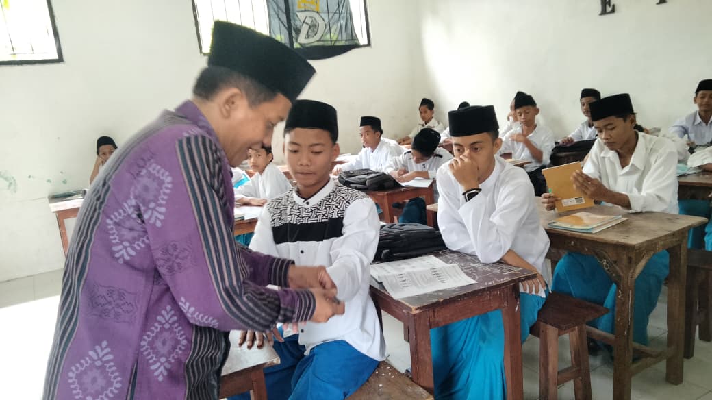 Tegakkan Disiplin Siswa, MTs 1 Annuqayah Galakkan Sidak Rutin ke Seluruh Kelas
