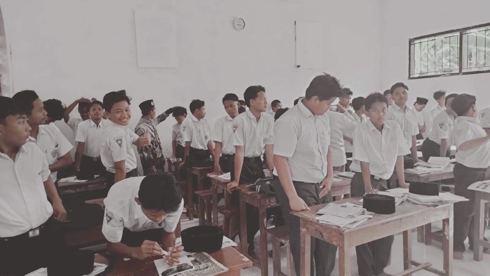 Salah seorang guru BK melakukan inspeksi mendadak ke kelas IX B