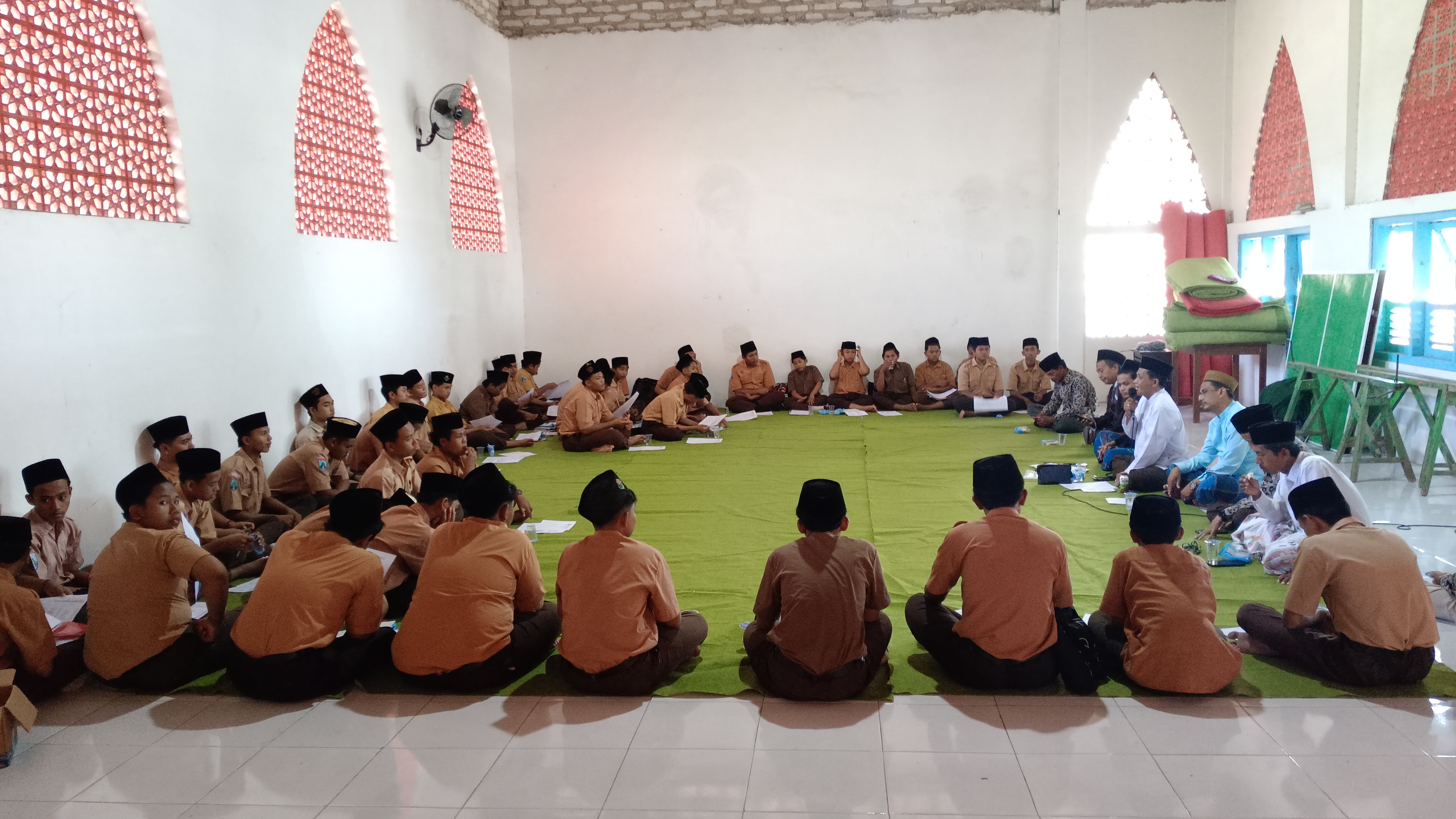 Suasana pembentukan PKM antara Pimpinan, BK, dan Siswa
