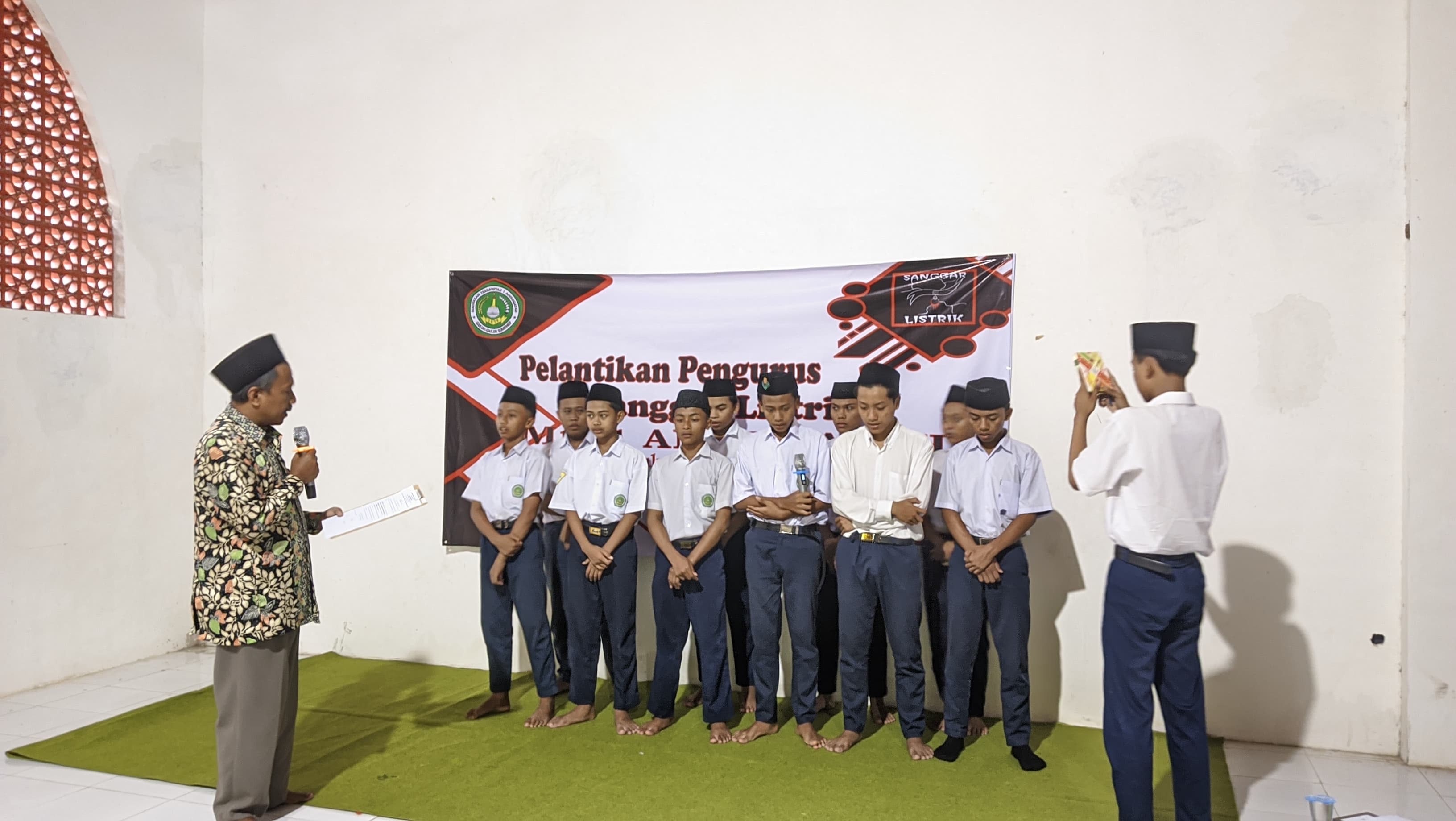 Kepala sekolah MTs 1 Annuqayah melantik pengurus baru Sanggar Listrik