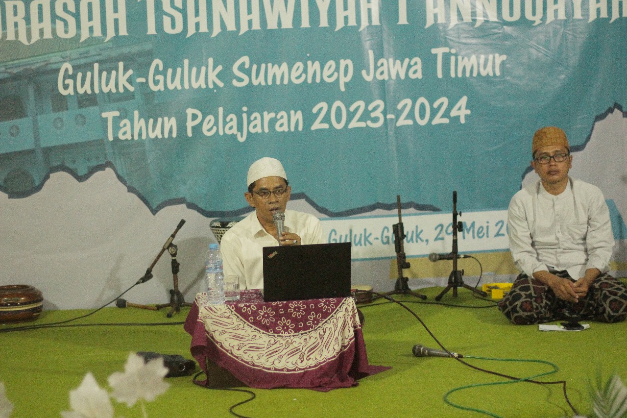 Foto Drs. KH. Muhammad Muhsin Amir saat memberikan tauziyah yang dikonsep dengan praktek Sholat