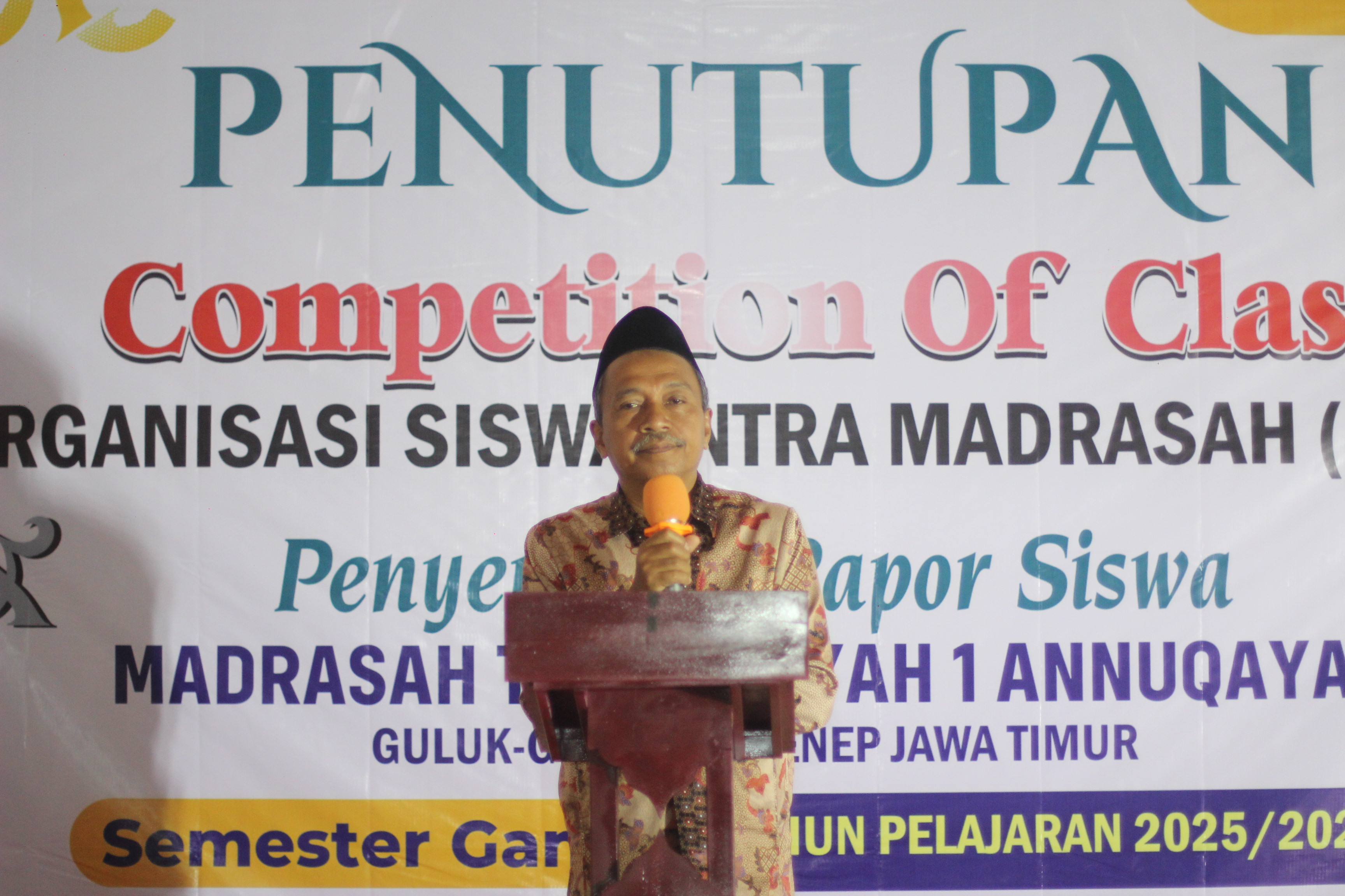 Fato kepala sekolah saat sambutan