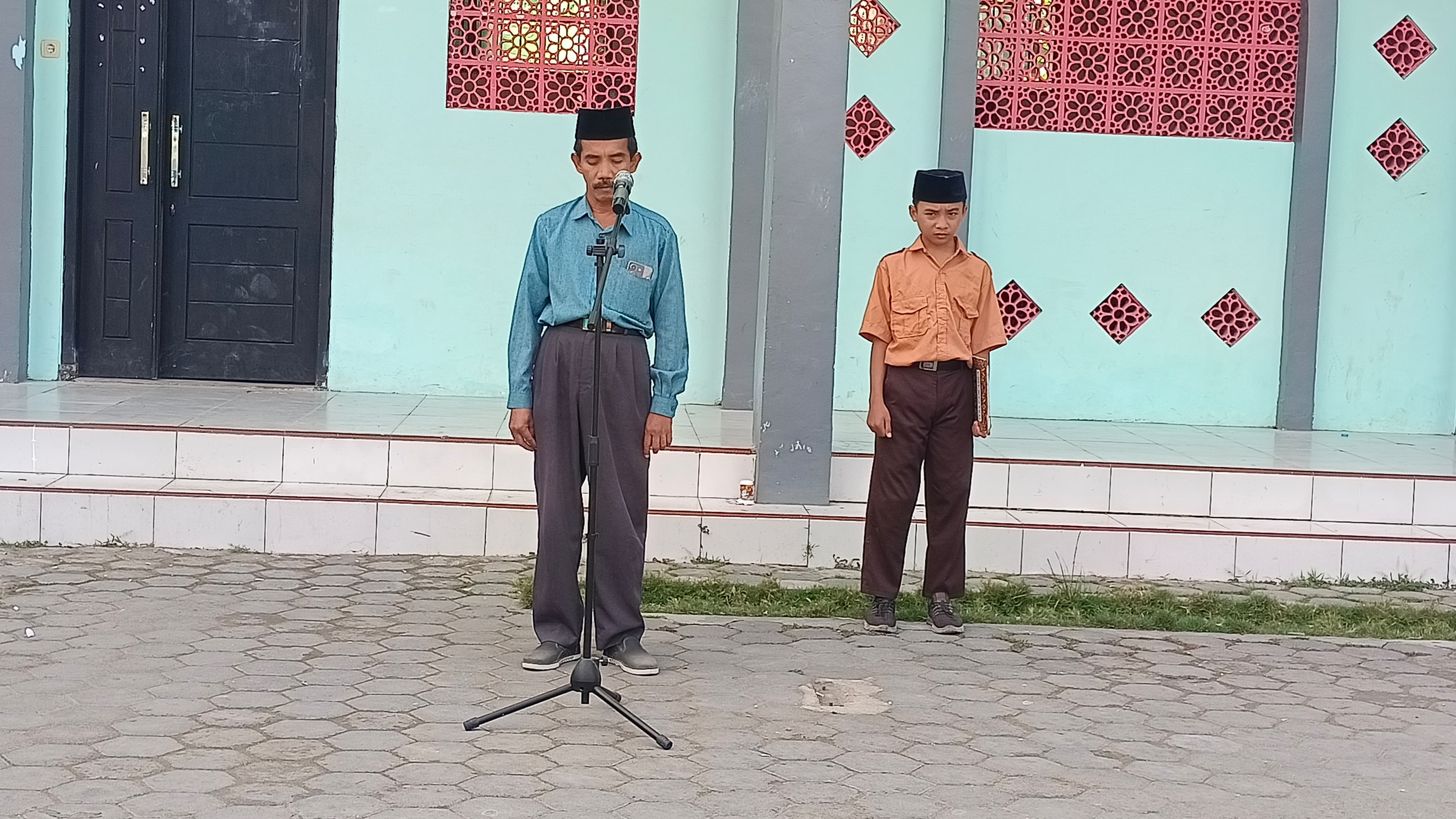 Bapak Sabid, S.Ag. dalam memimpin upacara kelas VII
