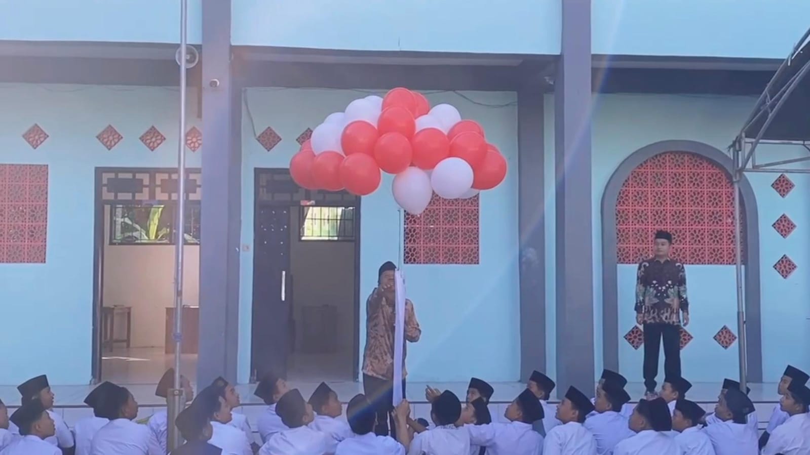 Simbolik kepala saat membuka lomba agustusan dengan pelepasan balon