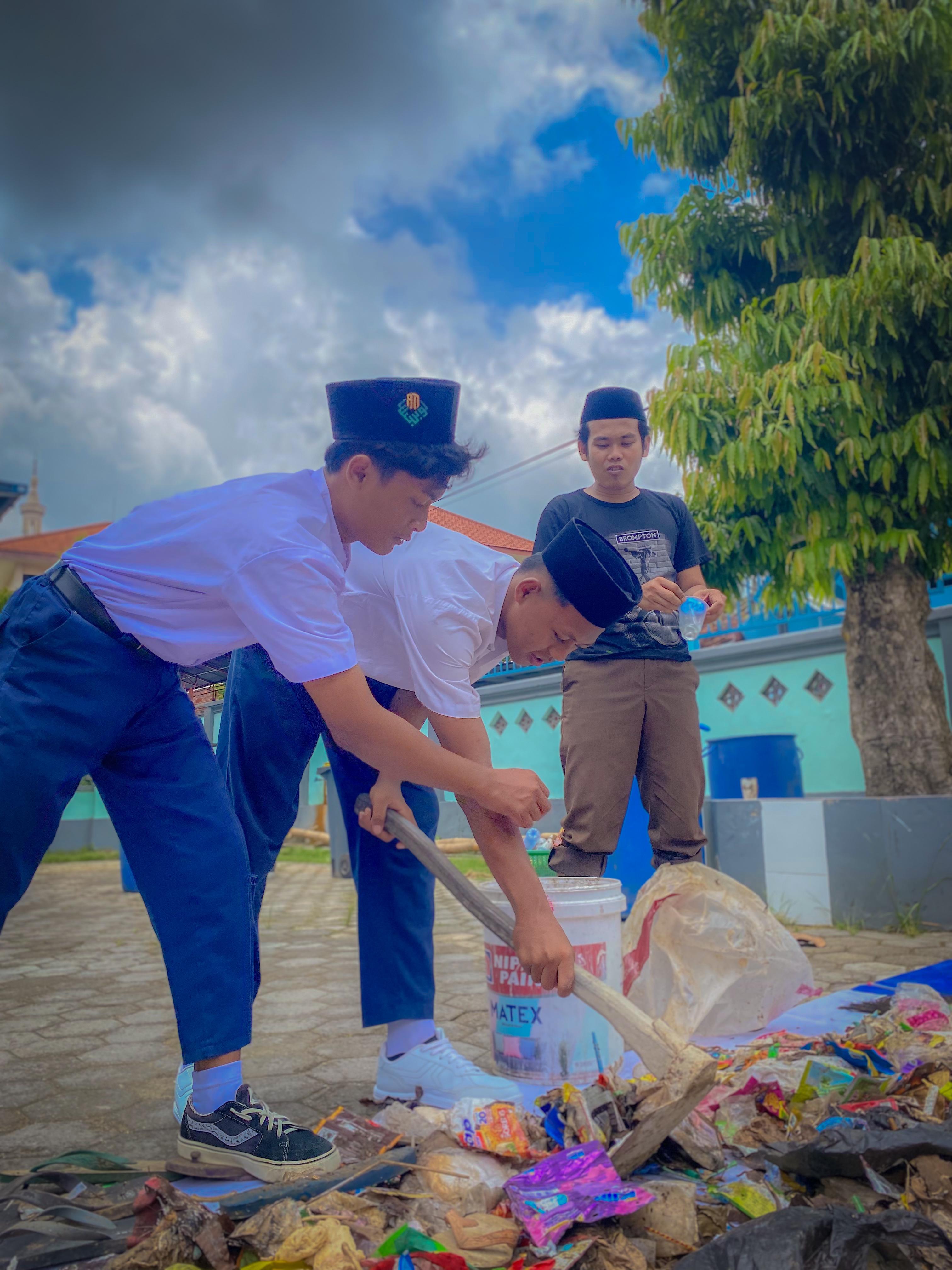 Pencegahan sampah menumpuk di lingkungan Mts 1 Annuqayah.