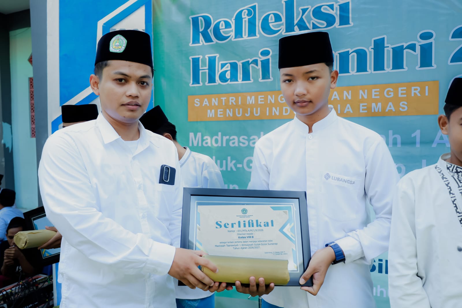 Ketua Kelas VIII B Menerima Penghargaan sebagai Kelas Terbaik dalam Menjaga Kebersihan